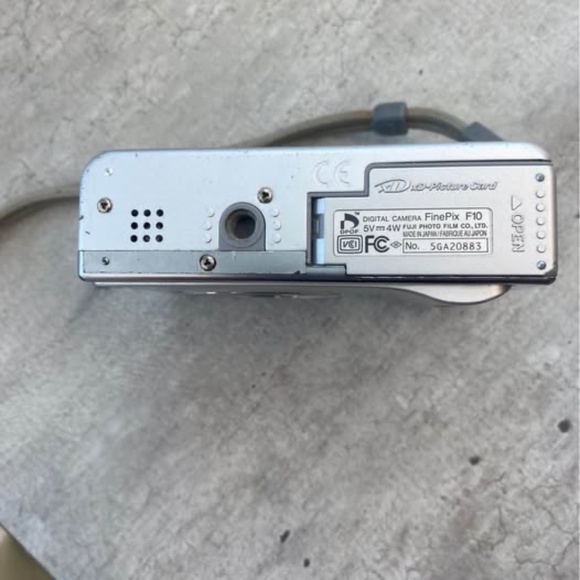 Fujifilm Finepix F10 Digital Camera - Picture 6 of 6